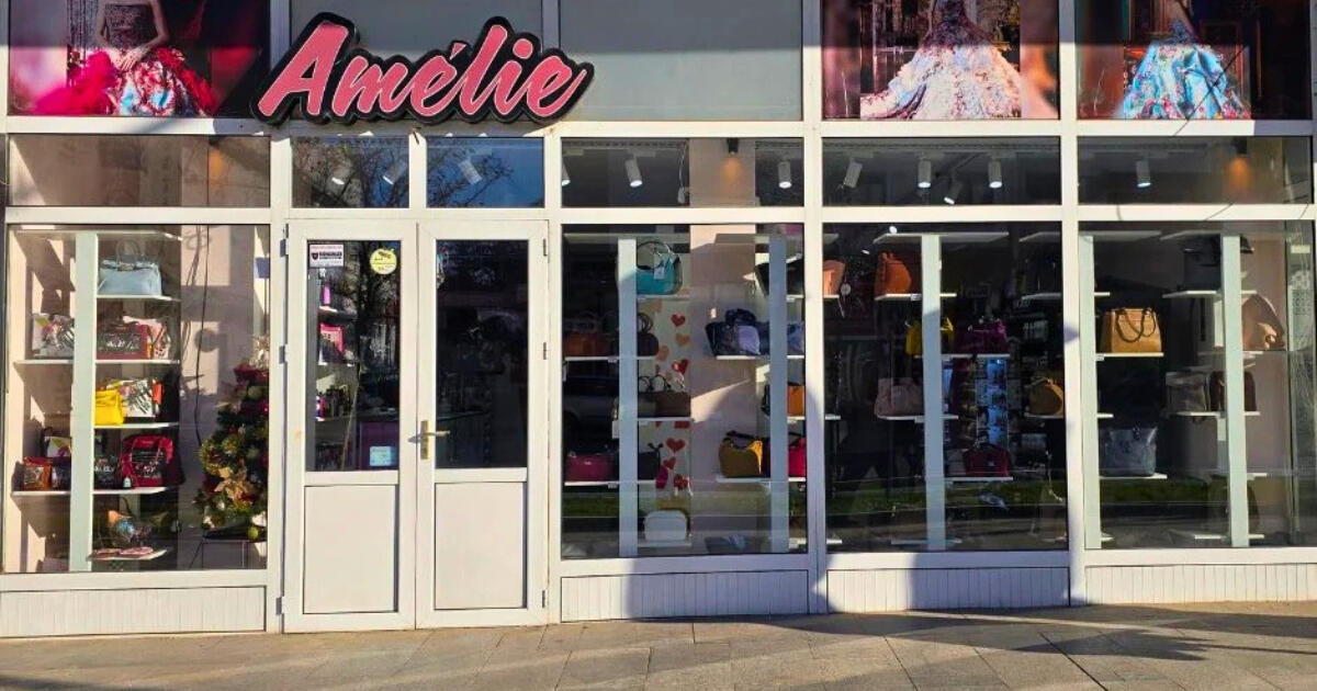 Vizitează magazinul Amellie Bacău Vitrina magazinului fizic Amellie din Bacău, prezentând genți de damă, genti din piele naturala și produse profesionale pentru unghii.